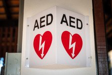 An AED sign on a wall.