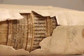 Leiden, University Library, 583, printed work (16th century) with medieval fragments inside (12th century). Photo by Erik Kwakkel. (CC BY 4.0)