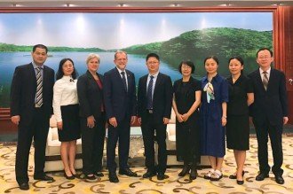 Photo of GUFE administrators with Jane Blyth, John M. Dunn, Pu Zhao, Ying Zeng and Yvonne Zhang.