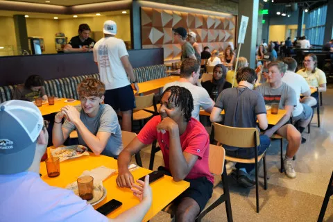 valley dining center dining area filled with students at tables