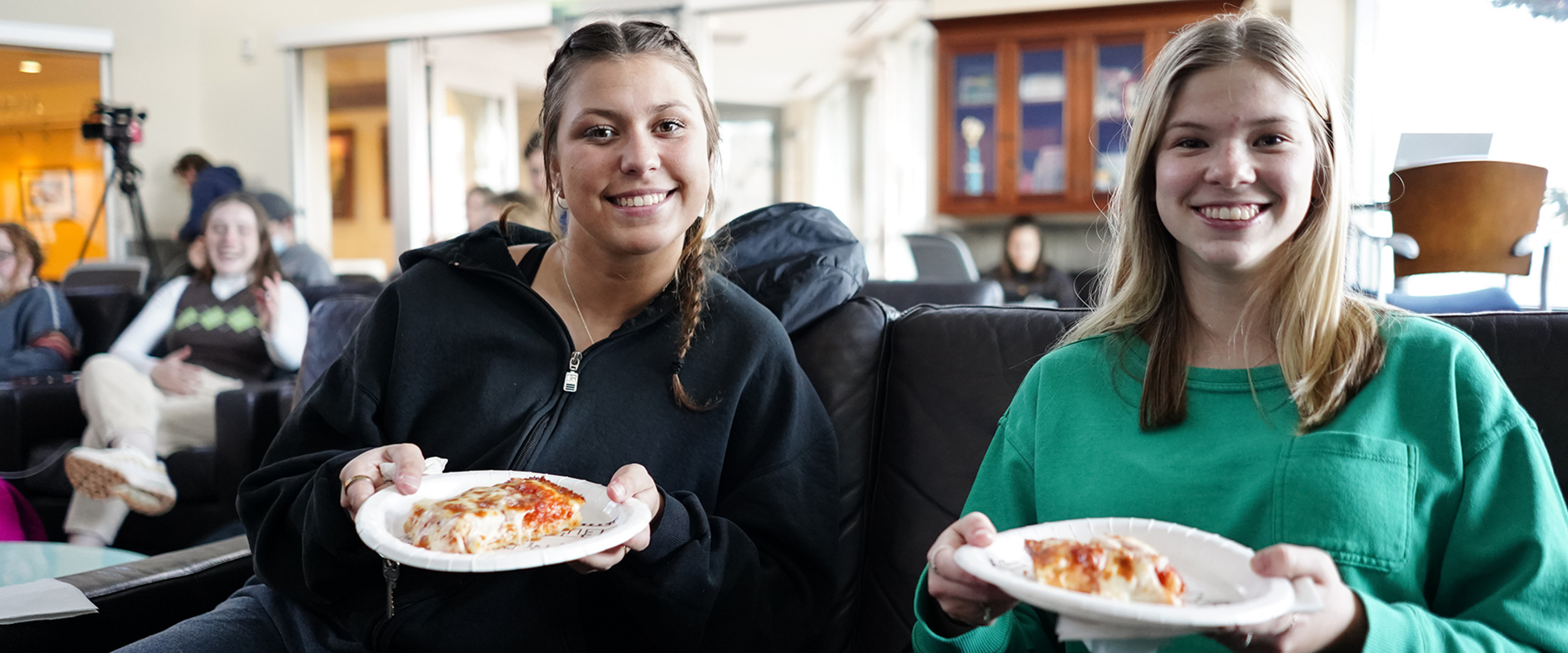 Students enjoying pizza in the lounge.
