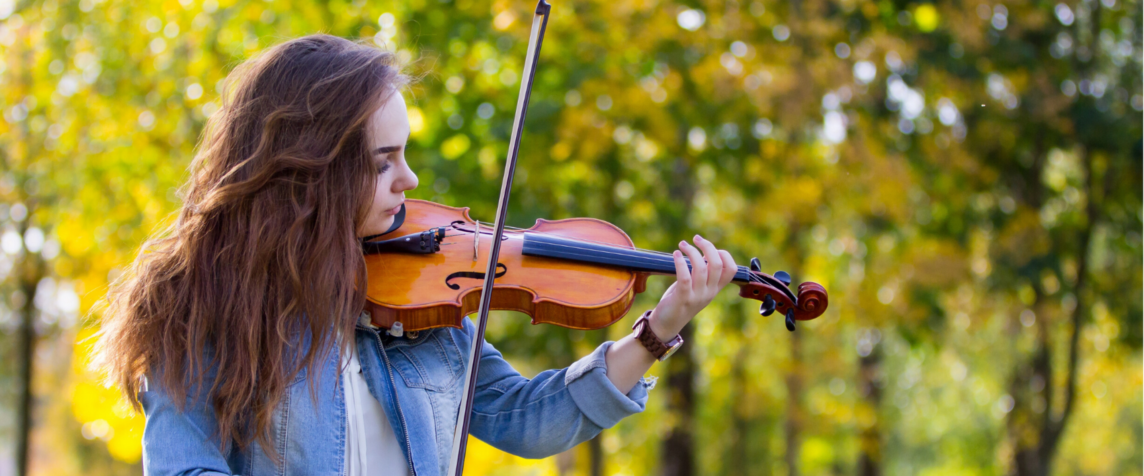 A violin soloist plays outside