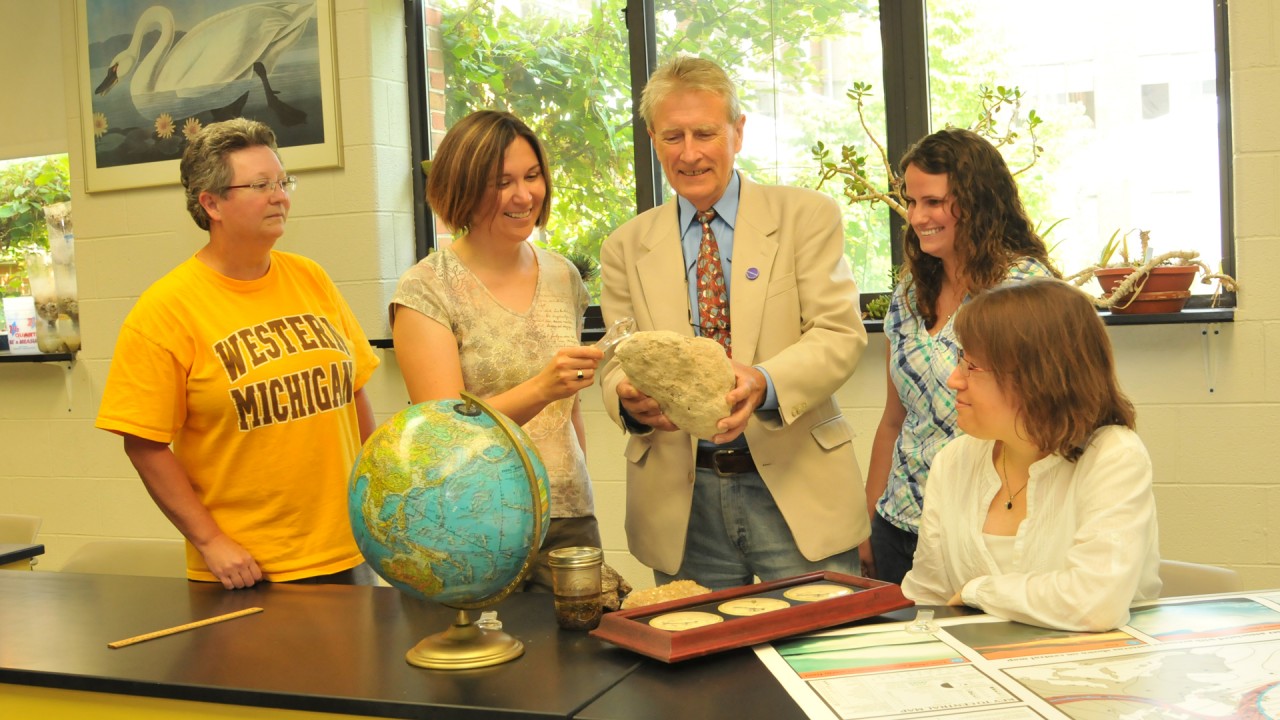Earth science graduate students with Dr. Petcovic and Dr. Stoltman