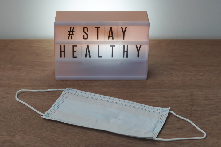 Image with a face mask that says "stay healthy"