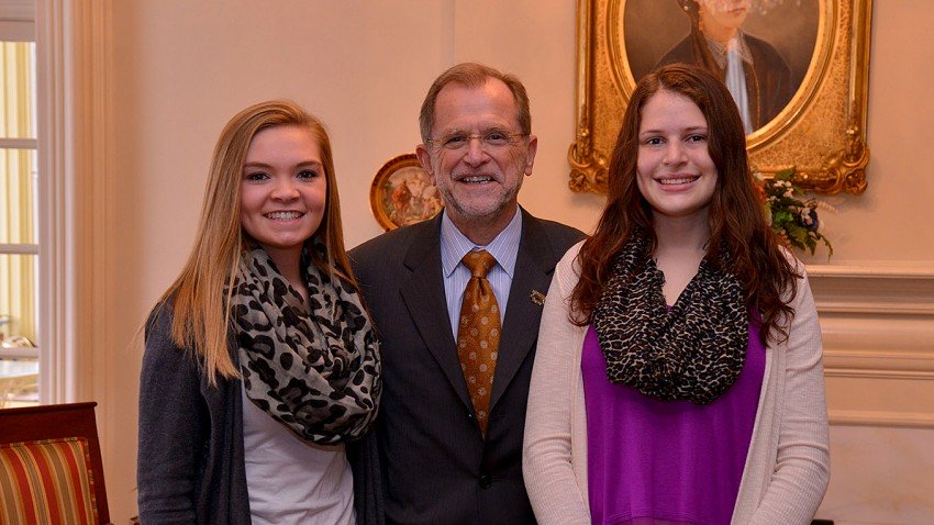 Photo of high-achieving students with WMU President John M. Dunn.