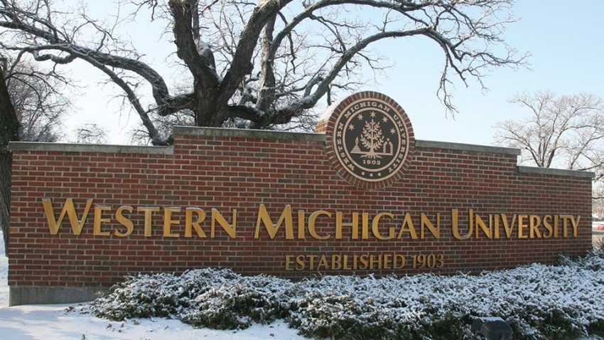 Photo of a WMU sign in winter.